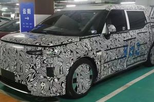 Перший електричний MPV Volvo був помічений на дорогах у Китаї. Випуск заплановано на 4 квартал 2023 року