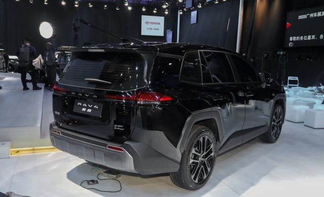 Гибрид Toyota RAV4 2026 Hybrid 2.5L AWD Flagship Edition