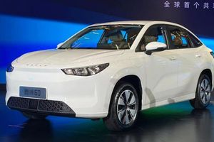 Компания Geely выпускает доступный электромобиль Cao Cao Auto со сменными батареями и запасом хода 415 км по цене $17 500