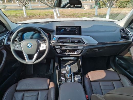 Электромобиль BMW IX3