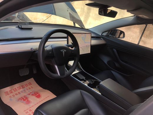 Електромобіль Tesla model 3